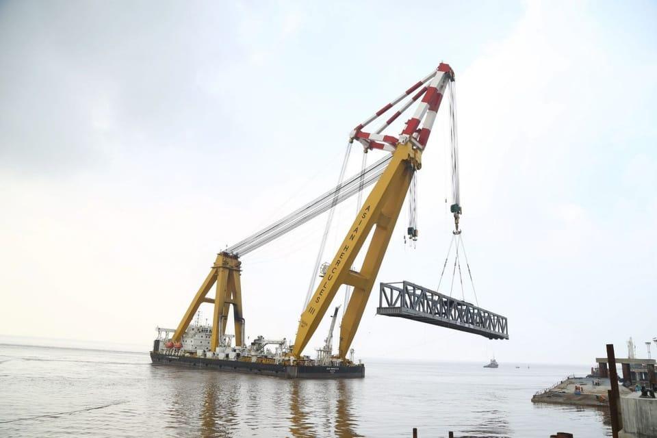 The RORO bridge span being lifted at Dahej